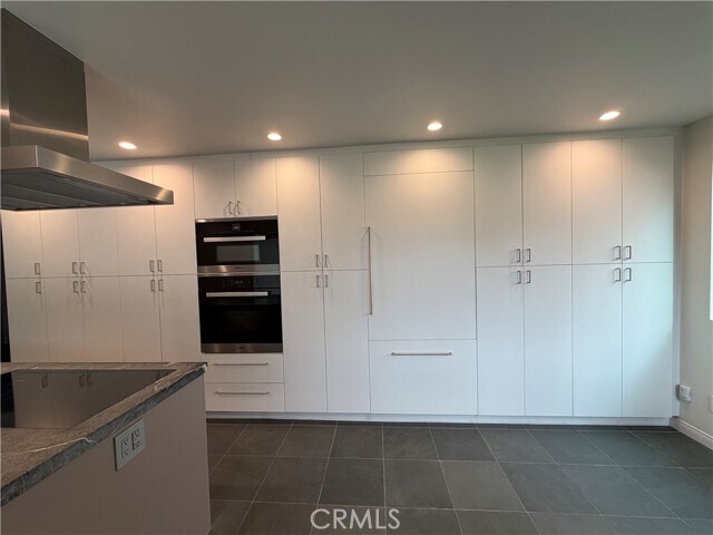 Building Photo - 15999 Via De Las Palmas