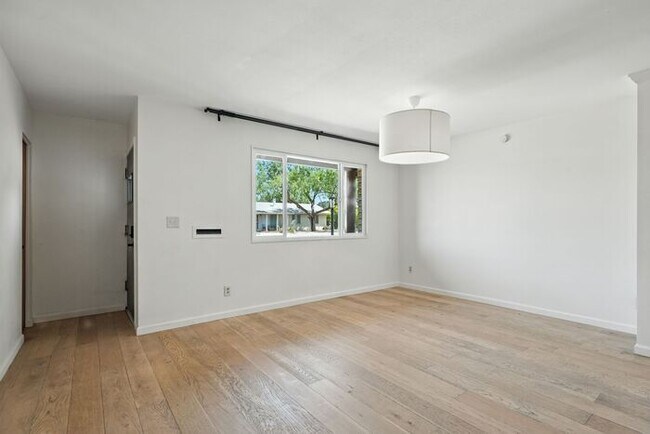 Building Photo - Totally remodeled home in prime Tempe Loca...