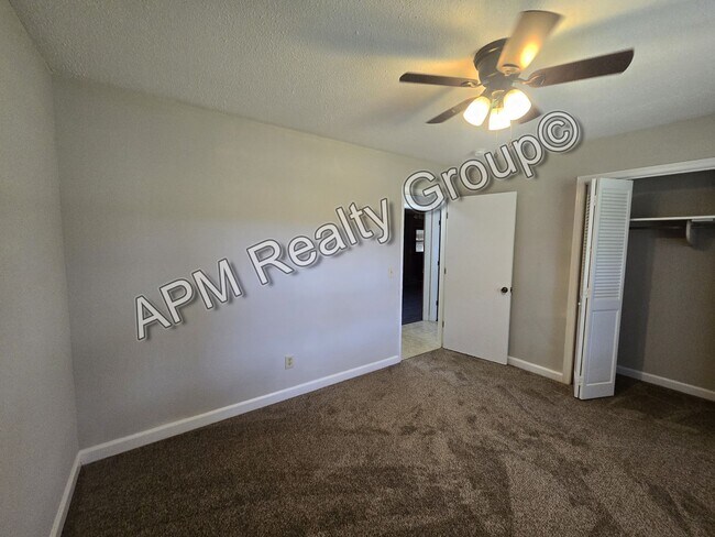 Building Photo - Spacious three bedroom West Columbia home