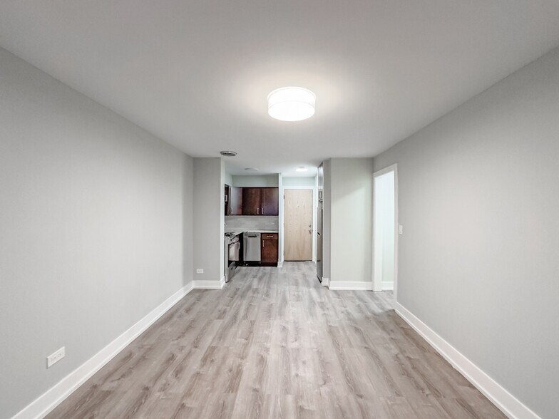 Building Photo - 448 W Barry