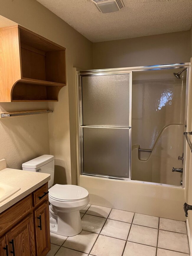 Building Photo - Newly Remodeled Townhome