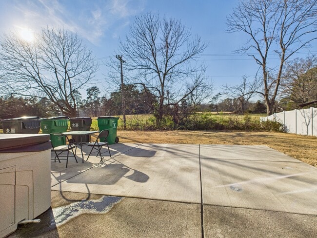 Building Photo - 2032 Highland Knoll Dr