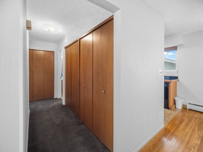 Building Photo - Modern Comfort: 1-Bedroom Apartment with B...