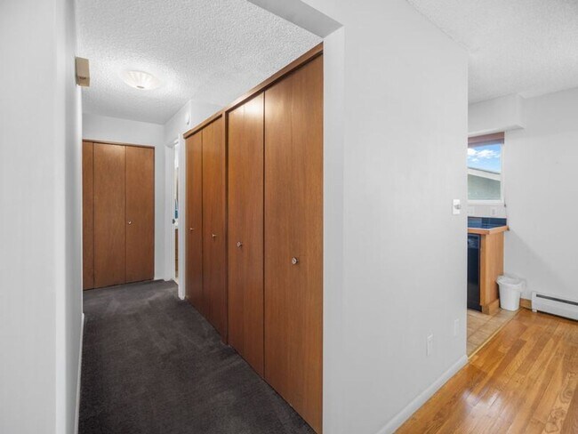 Building Photo - Modern Mid-Century Comfort: 1-Bedroom Apar...