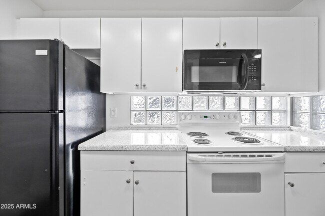 Building Photo - 3065 N 67th Ave