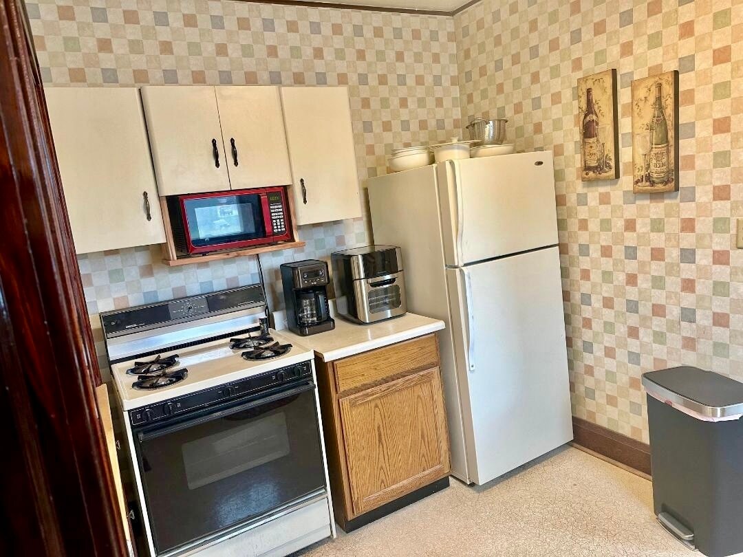 Kitchen includes pots, pans, dishes etc. - 123 N Broadway Ave