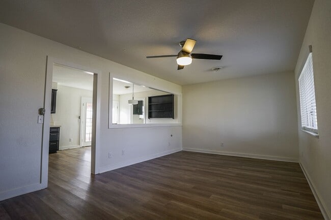 Building Photo - 3 Bedroom 2 Bath home on HUGE lot in Farmington!