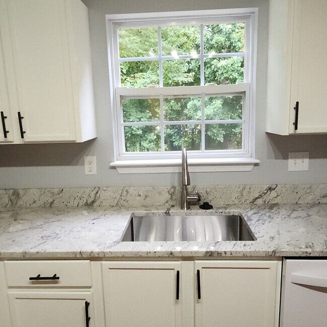 Building Photo - Inviting 2 Story House for Rent in Kerners...