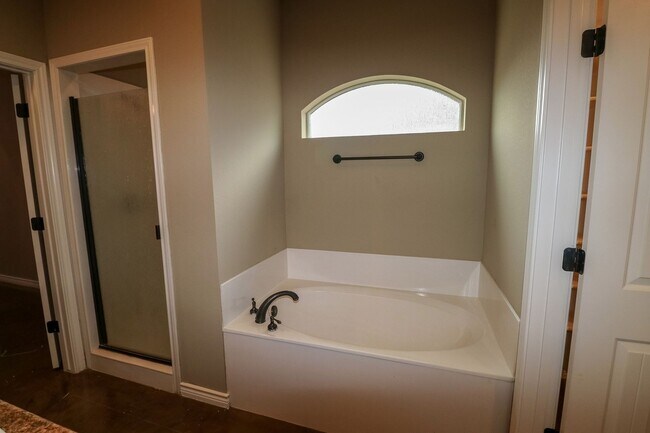 Building Photo - 3017 Stallion Dr