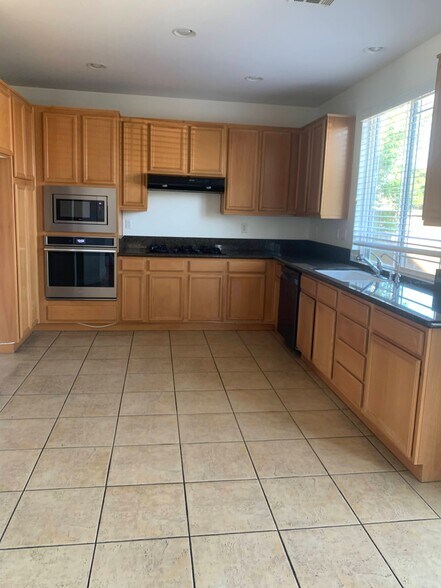 Building Photo - 2568 Rochelle Ave