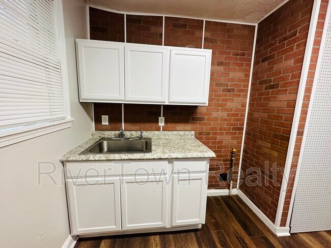 Building Photo - 802 Baltimore St