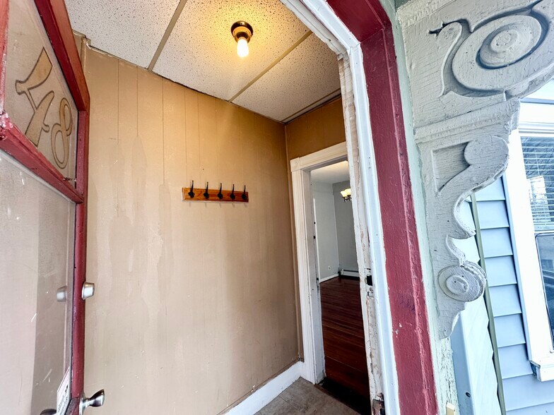 Building Photo - 48 America St