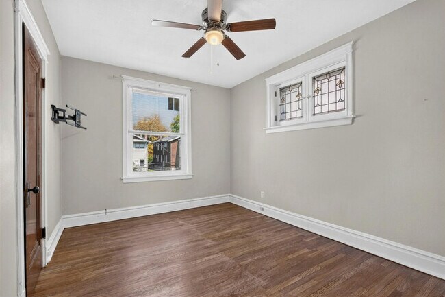 Building Photo - 5249 Sutherland Ave