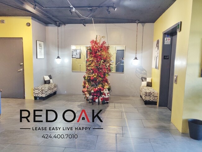 Building Photo - Stunning One Bedroom LOFT with Vaulted Cei...