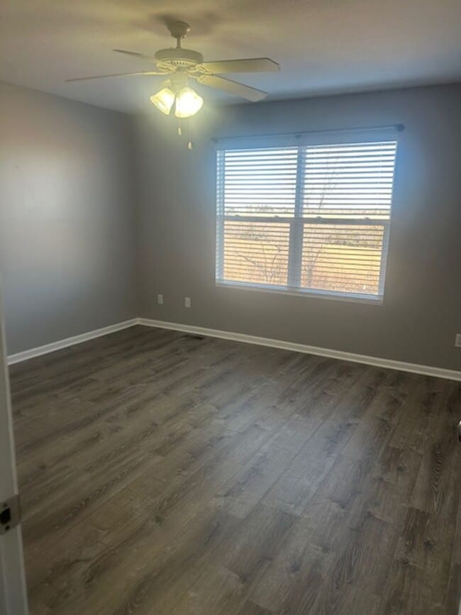 Building Photo - Beautiful 5 Bedroom Home!