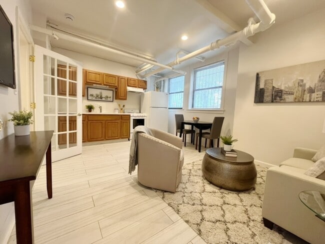 Building Photo - 3604 W Dickens Ave