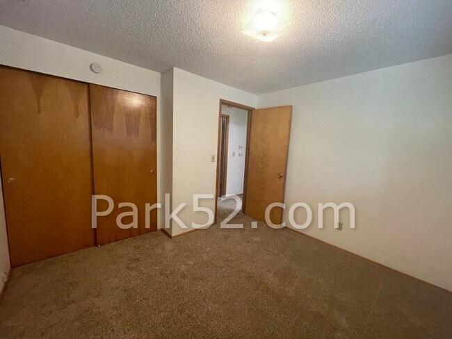 Building Photo - 2 Bedroom 1 Bathroom Puyallup Area Duplex