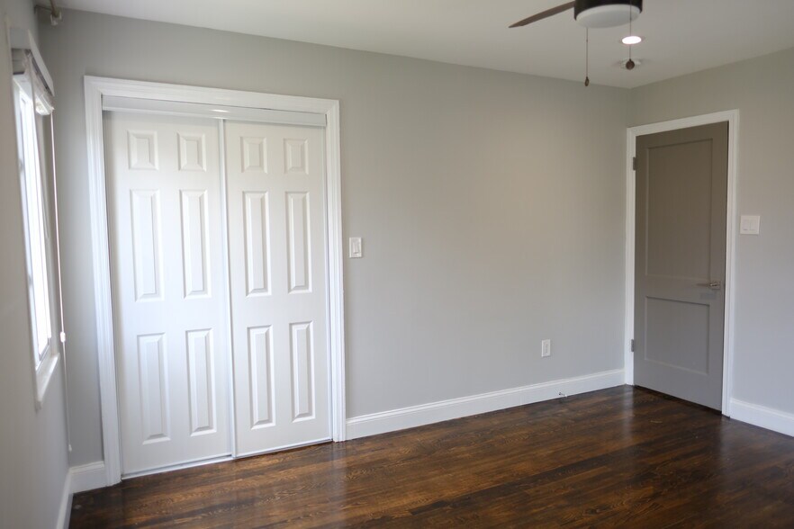 Building Photo - 2234 Roanoke Dr