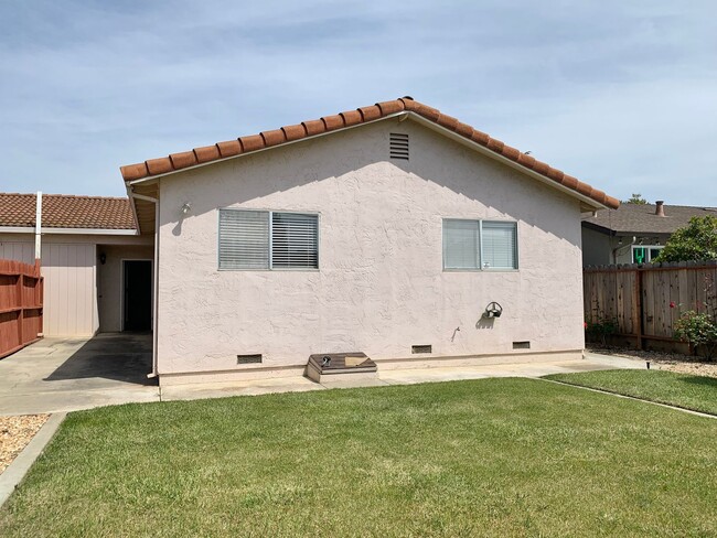 Building Photo - 1640 Clearview Dr