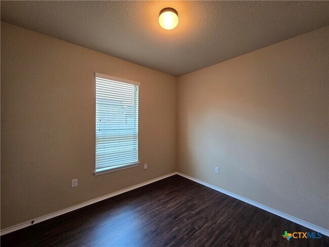 Building Photo - 697 Creekside Cir