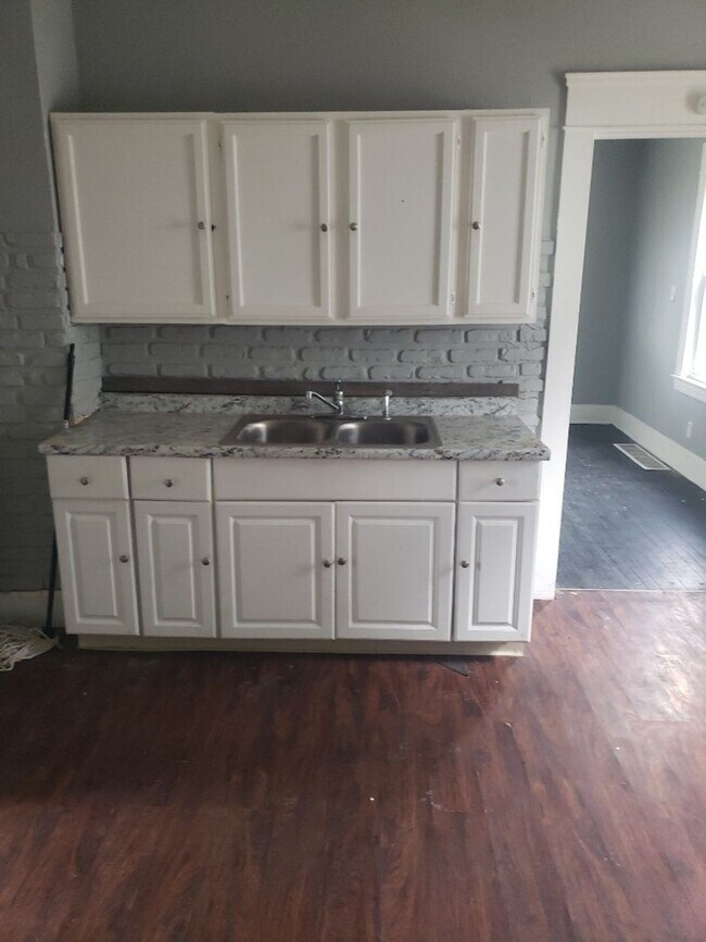 Building Photo - Charming 4-Bedroom Property in Prime Location