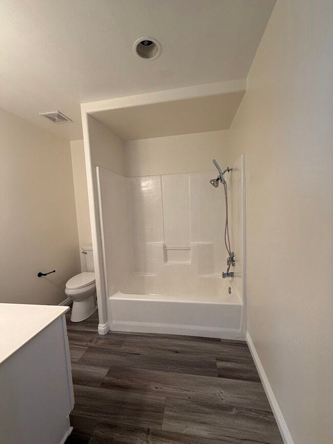 Building Photo - 204 W Walnut Ave