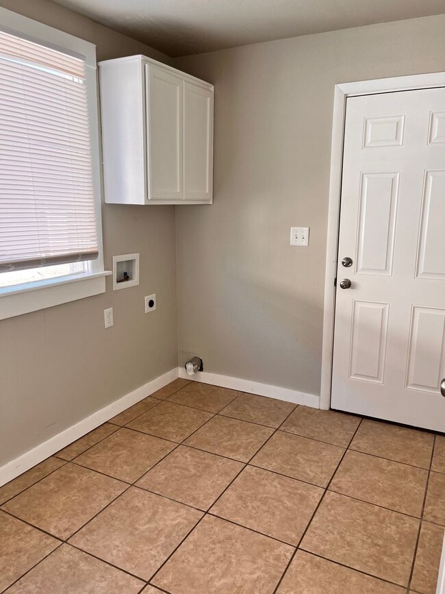 Building Photo - 1123 W Maple Ave