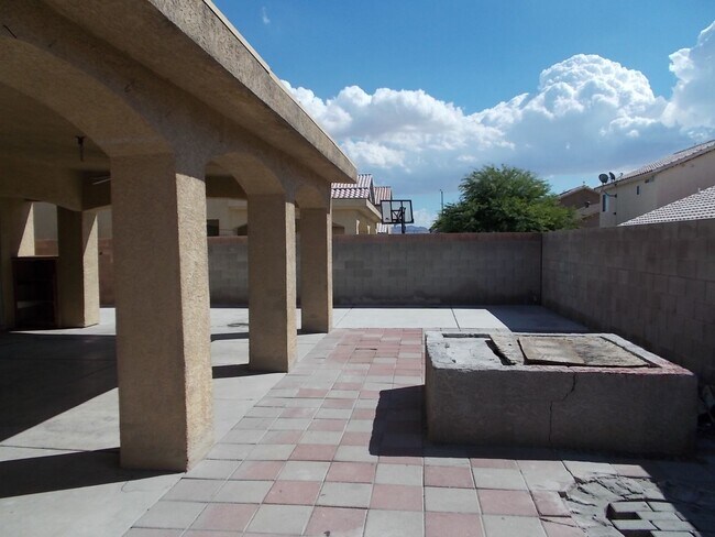 Building Photo - Spacious 4-Bedroom, 2.5-Bathroom Home with...