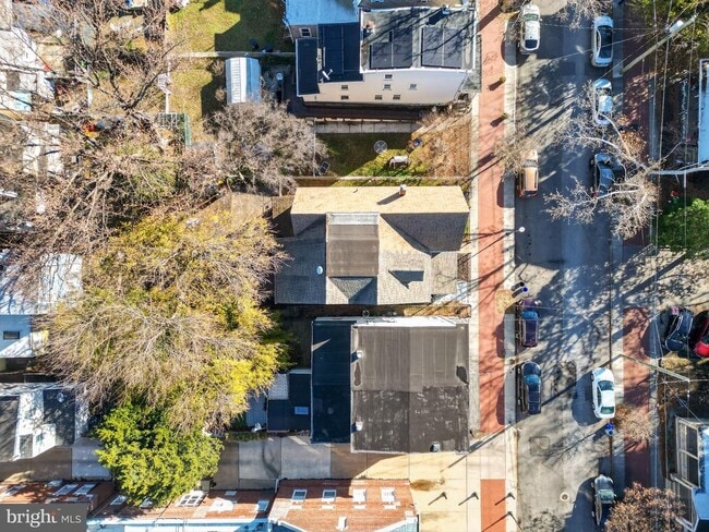 Building Photo - 325 Monmouth St