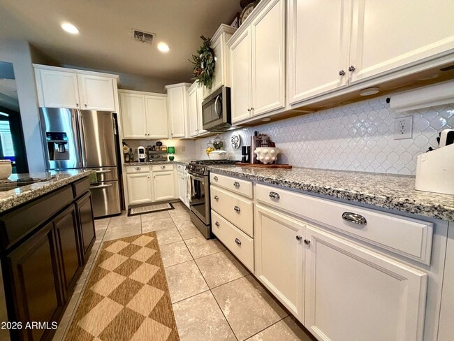 Building Photo - Laveen Beauty
