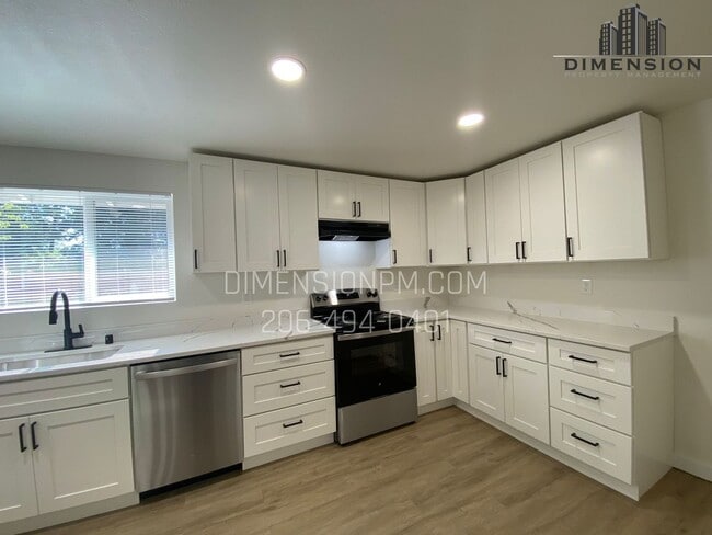 Building Photo - Modern Remodel – 4 Bed, 2 Bath Home in Pri...