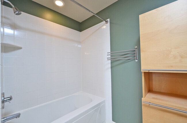 Building Photo - Amazing 2-Bedroom 2-Bathroom Condo with vi...