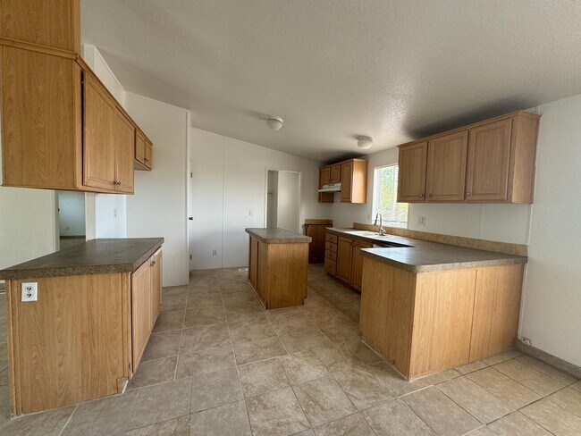 Building Photo - Manufactured Home in Lucerne Valley