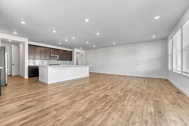 Building Photo - $4,300.00, 5 bed, 4.5-bath located in Broo...