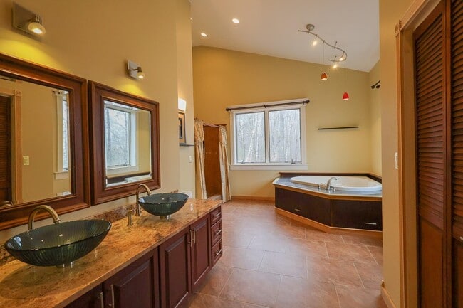 Building Photo - 67 Anderson Pond Rd