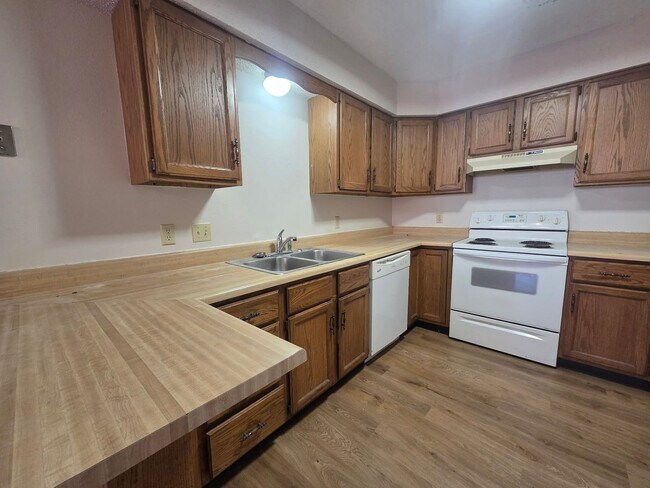 Building Photo - 1214 Bluestem Dr