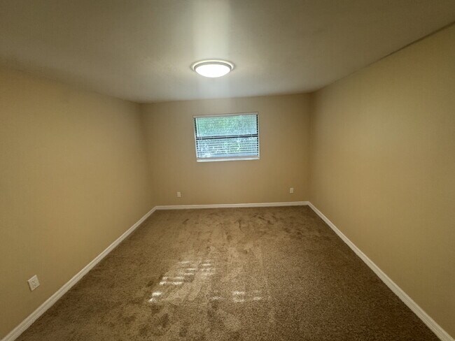Building Photo - "Charming 1-Bedroom Retreat with Full Bath...