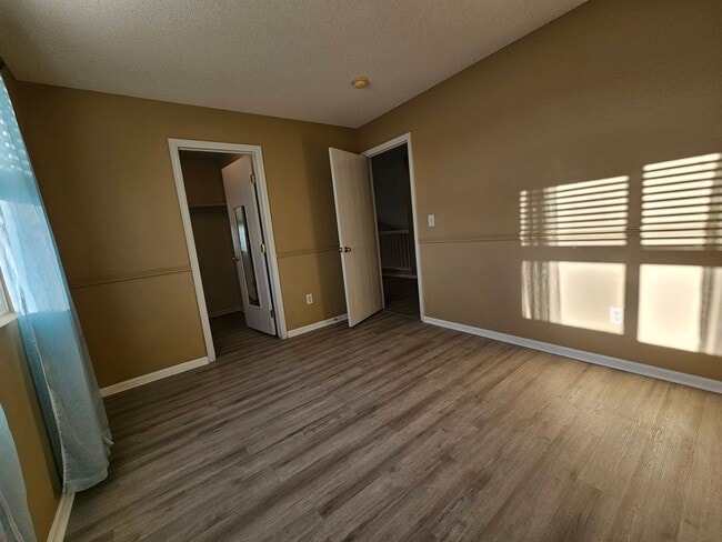 Building Photo - Charming House 3 Beds 2 1/2 Baths 2 Living...