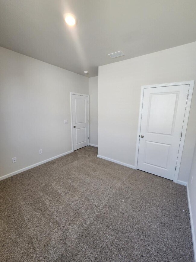 Building Photo - 227 Londonshire Dr