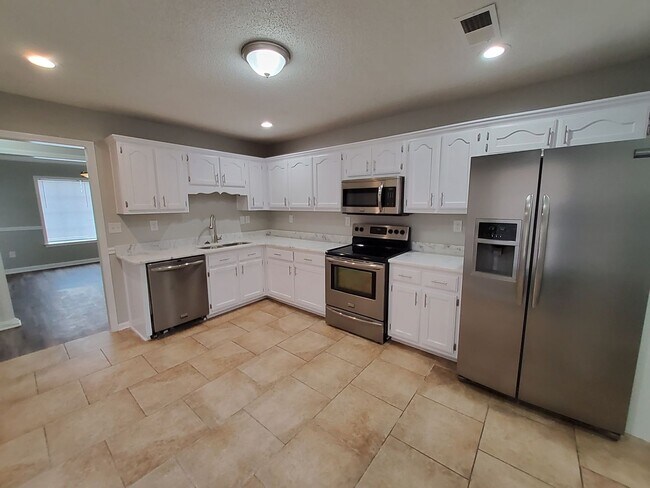 Building Photo - 647 S Sanga Rd