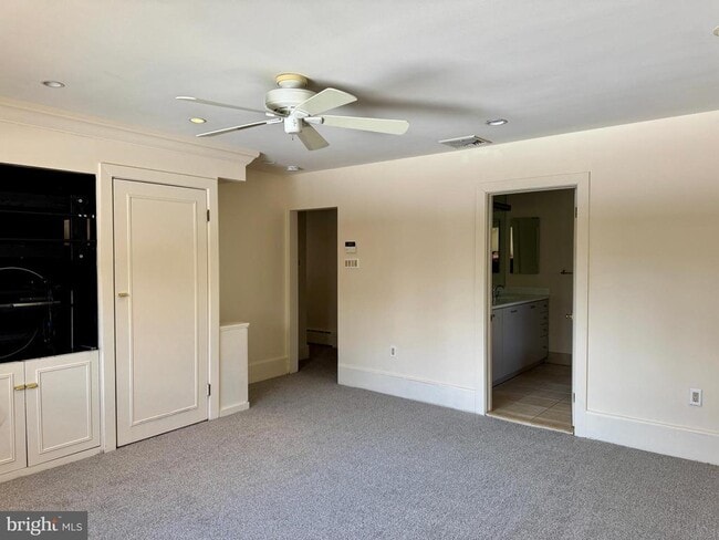 Building Photo - 8233 Fairview Rd