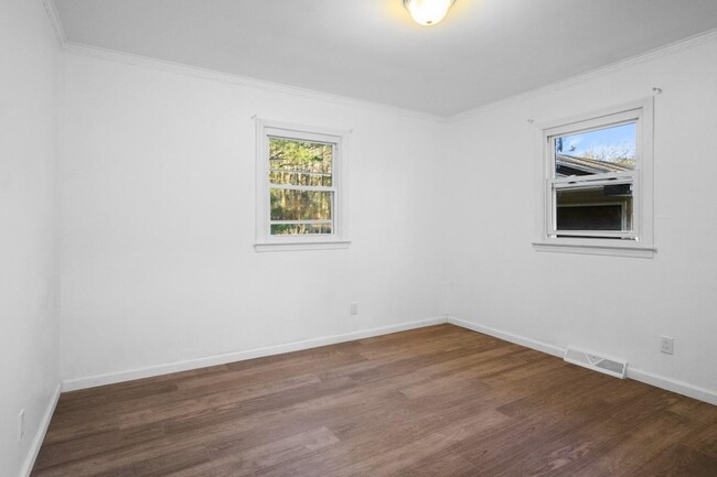 Building Photo - 533 White Rd