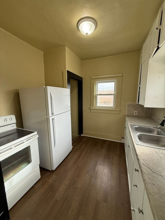 Building Photo - Two bedroom, one bathroom, pet friendly home located in Scottsbluff, NE.