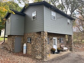 Building Photo - 2 bedroom 1 bath single family home