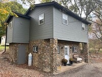 Building Photo - 2 bedroom 1 bath single family home