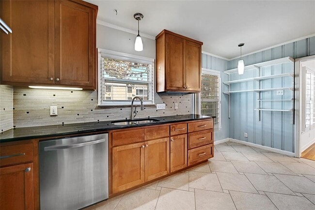 Building Photo - 1203 W 40th St