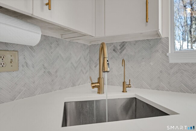 Building Photo - 925 Oronoke Rd