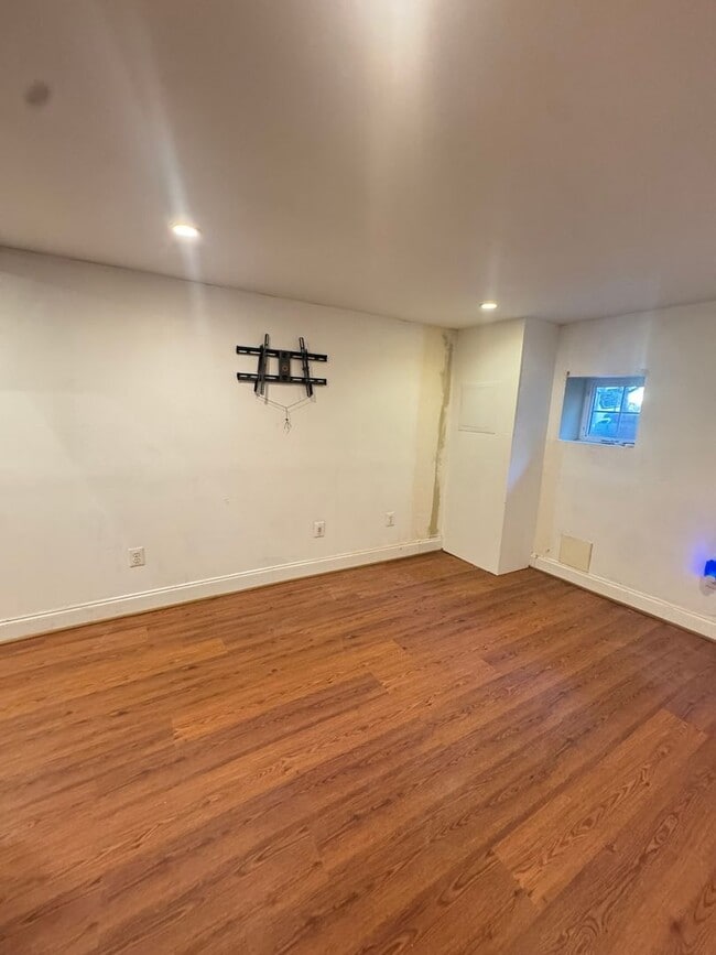 Building Photo - Spacious 4 Bed / 3 Bath Townhome in the He...