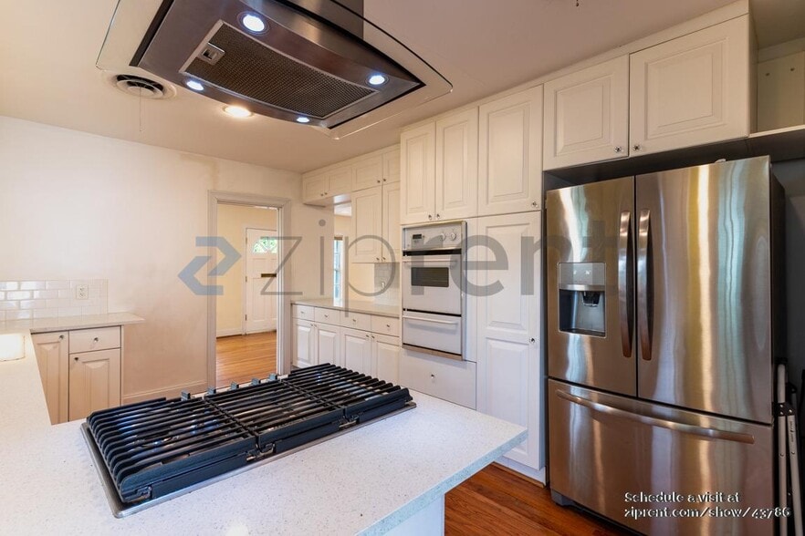 Primary Photo - 915 E 38th St