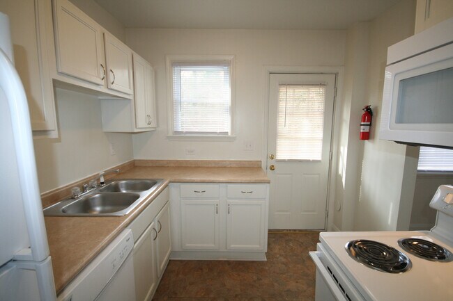 Building Photo - Perfect Floorplan! Walltown Duplex with All Appliances and Fenced Yd